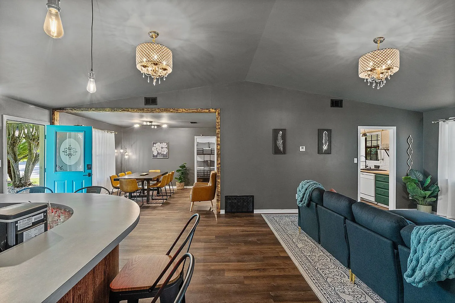 11 bed, 6.0 bath, 5920 sqft, $23,591 — Photo 4