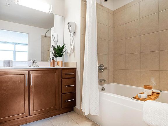 5th image of 579 W Kinzie St #2018