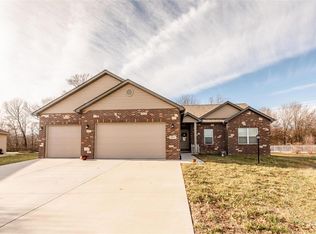 1063 Deer Run Ct, Staunton, IL