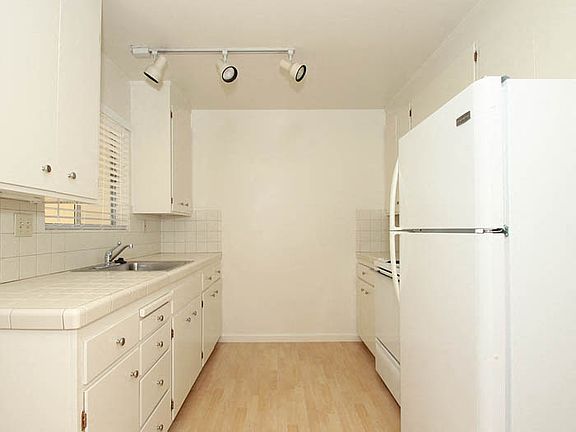 4th image of 562 Kendall Ave APT 28
