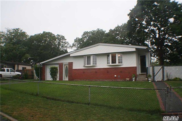 1st image of 216 Maplecrest Dr