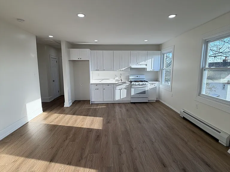 15 Van Courtland Pl #2 — Photo 1