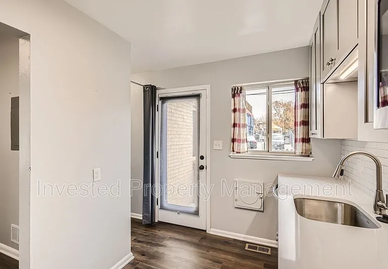2442 S Corona St — Photo 5