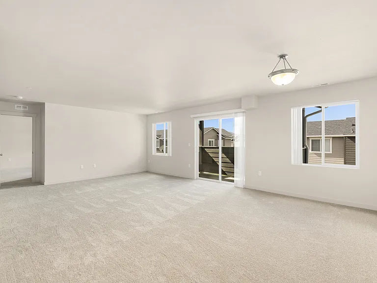 Crown Pointe Apartments — Photo 9