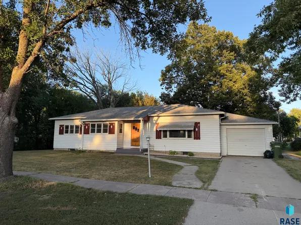 428 S Walnut St, Freeman, SD 57029