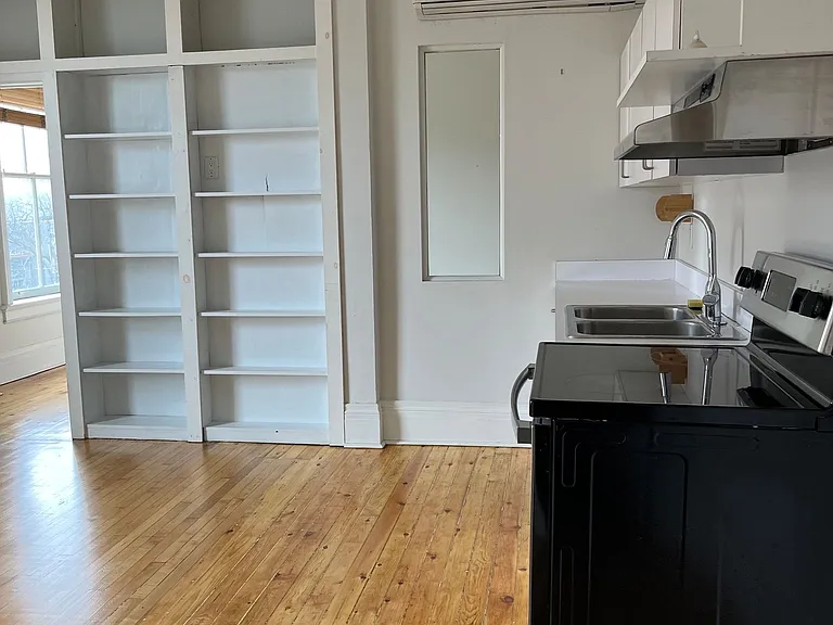 2854 Dundas St W — Photo 7