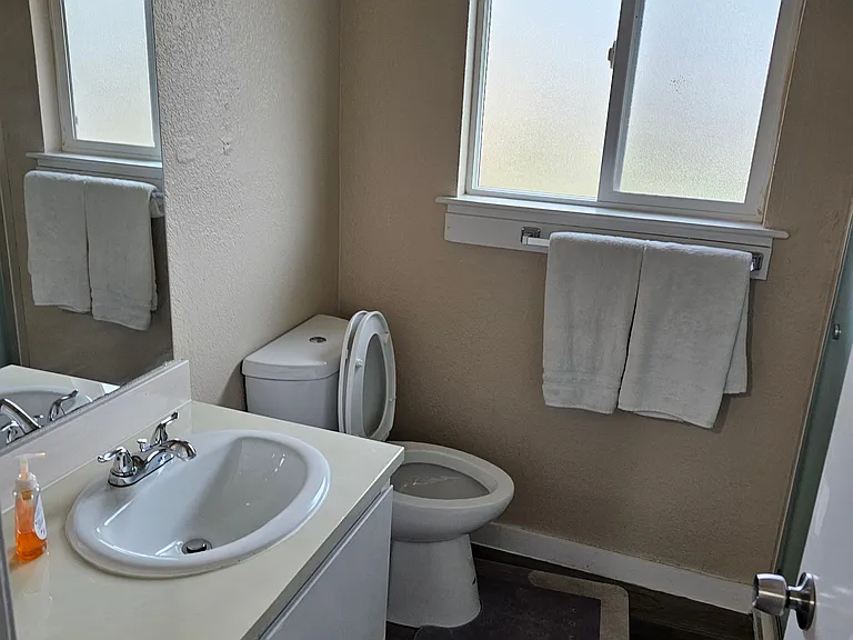 923 E Marine View Dr #B — Photo 5