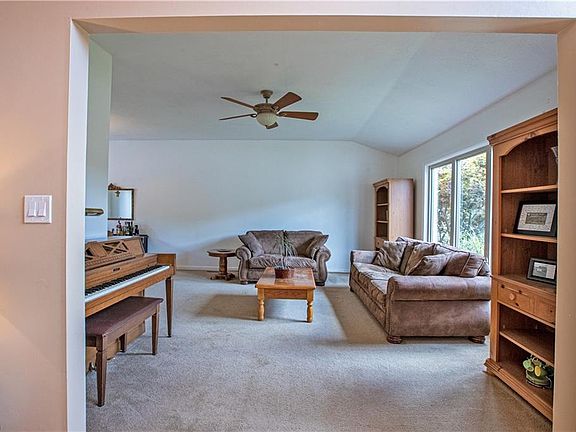 5th image of 14416 Bennington Dr