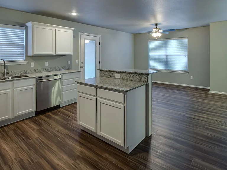 2818 W Auburn Dr — Photo 7