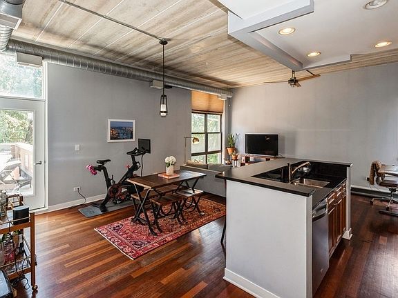 4th image of 1319 N Wood St APT 2D