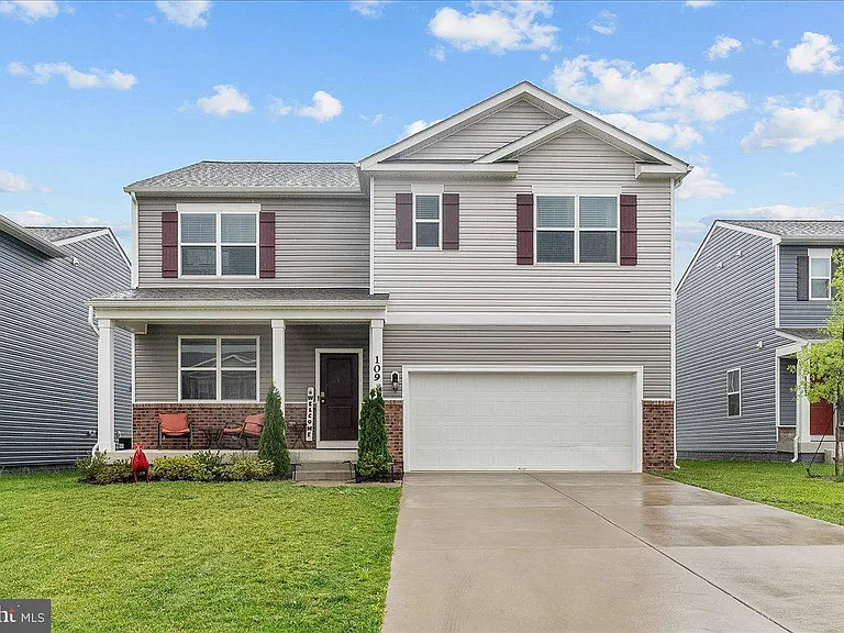 109 Woodford Dr — Photo 1