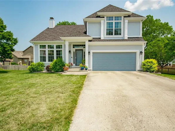 5915 NE Turquoise Dr, Lees Summit, MO 64064