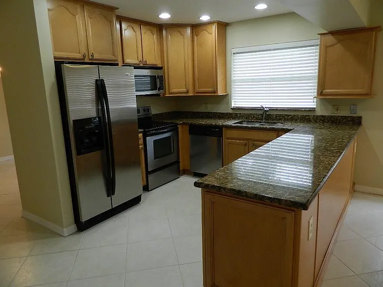4002 NW 73rd Ave — Photo 5