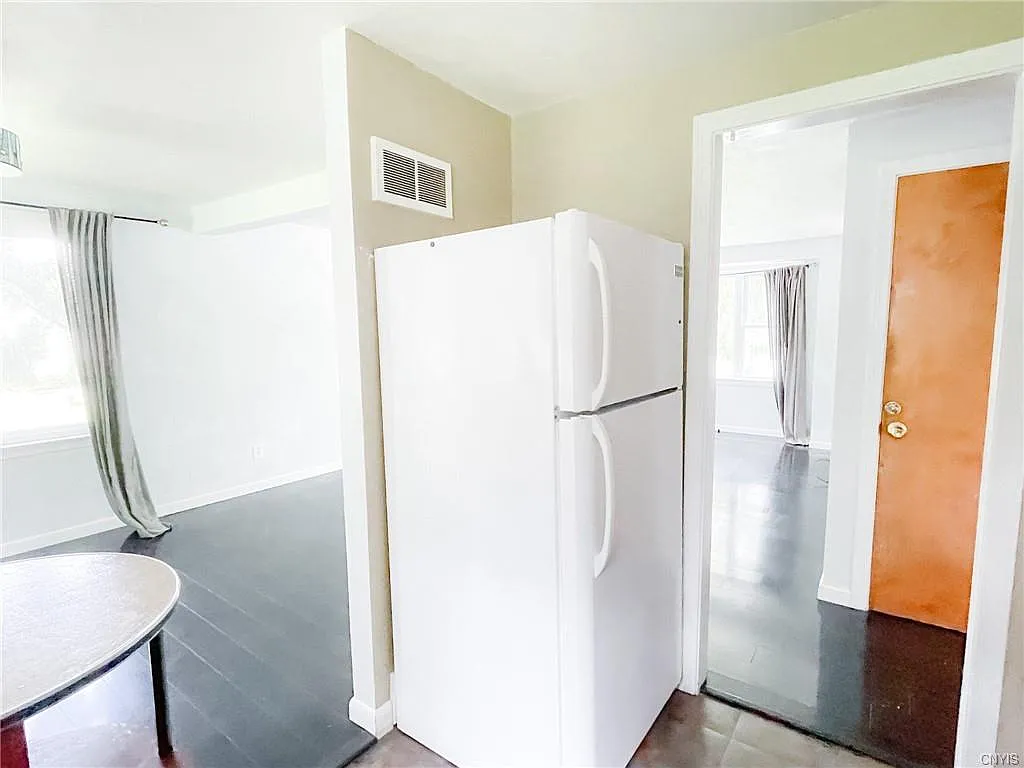 4 bed, 1280 sqft, $2,200 — Photo 3