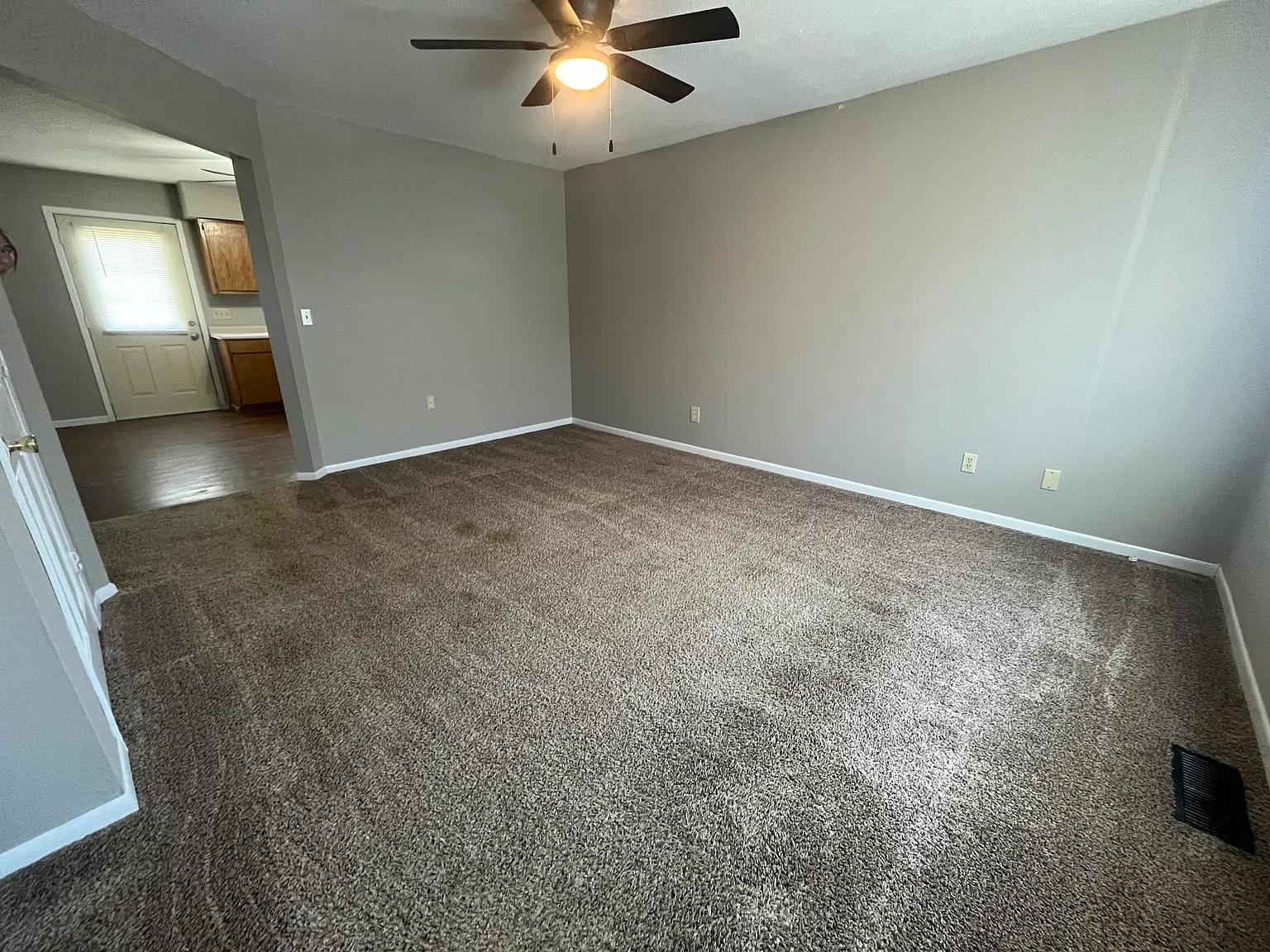 3 bed, 1000 sqft, $1,000 — Photo 2
