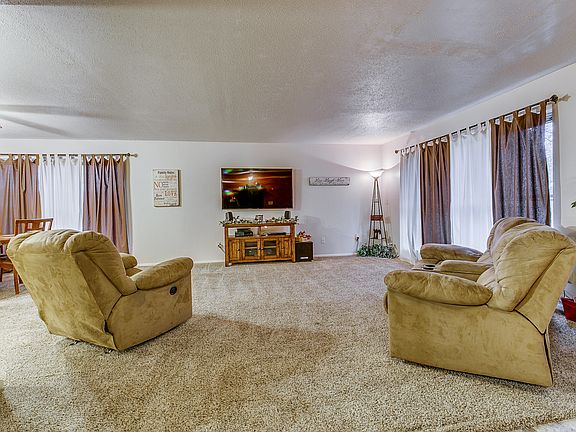 3rd image of 704 N Sweetgum Ave