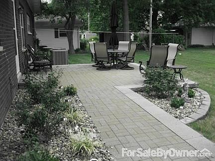 Patio, Built-In Flower Boxes & Walkway
						:
						Beautiful large stone patio!!!