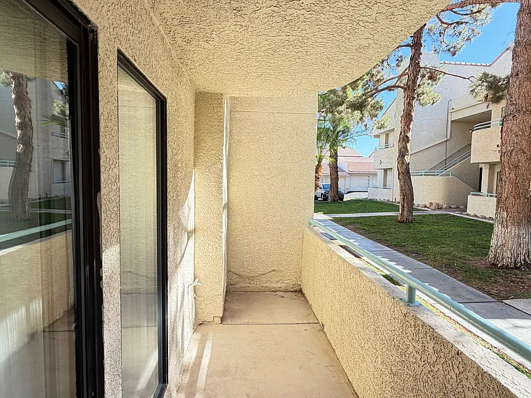 960 N Sloan Ln #104 — Photo 35