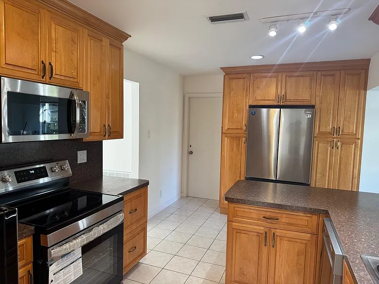 1550 NW 70th Ter — Photo 10
