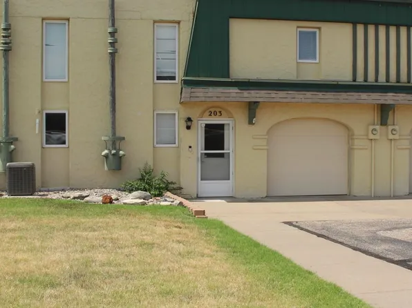 203 Castillian Gdns, Hays, KS 67601