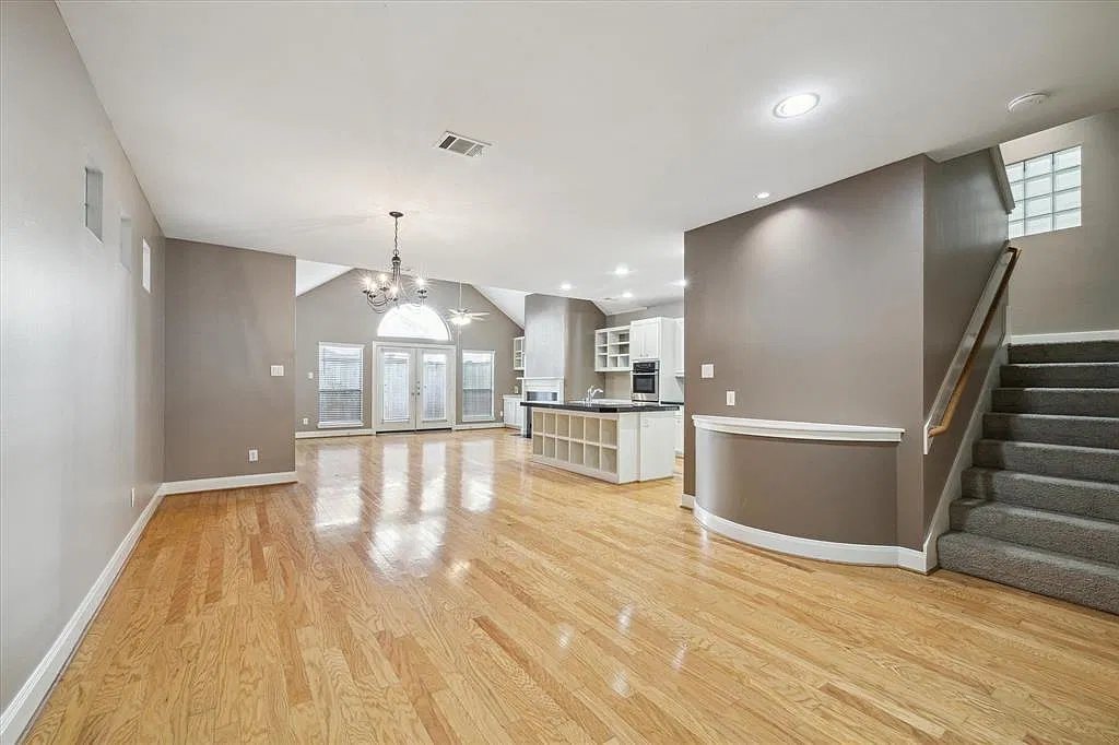 3 bed, 2.5 bath, 2656 sqft, $800 — Photo 3
