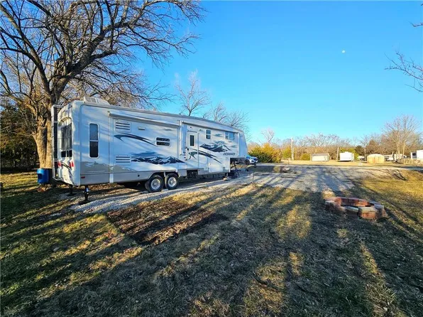 21 Silver Shadow Ln, Linn Valley, KS 66040