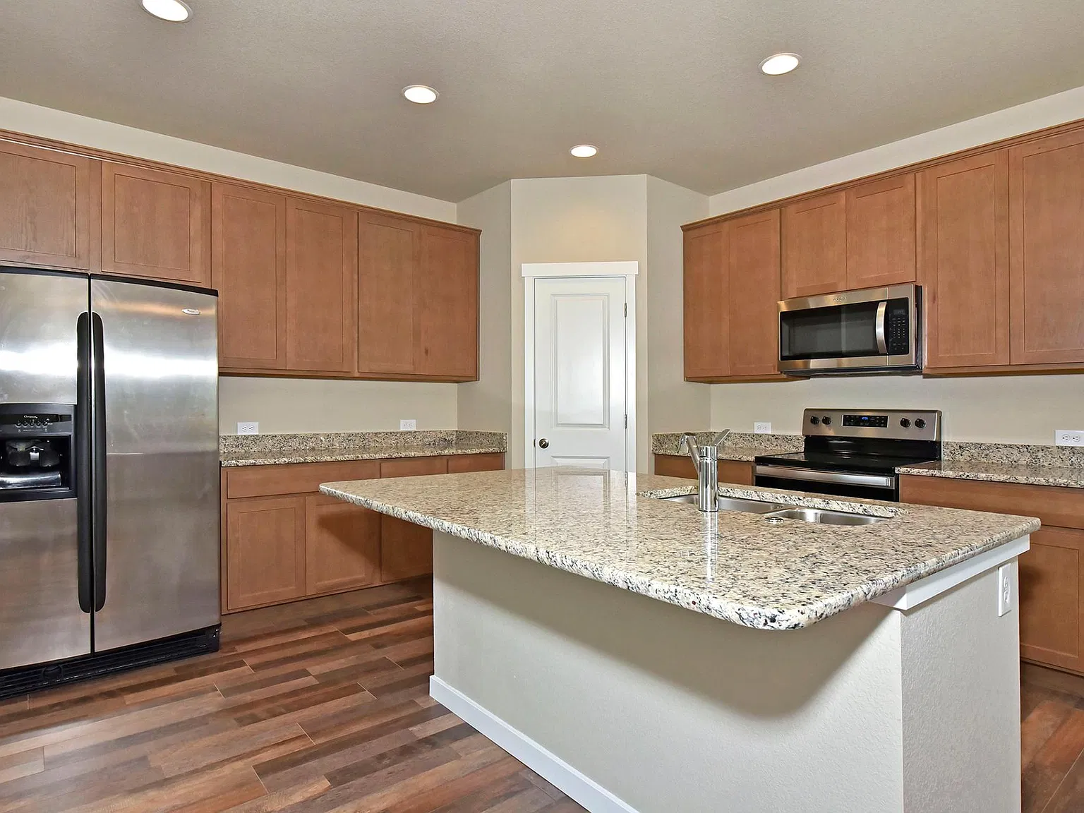 3 bed, 1795 sqft, $2,400 — Photo 2
