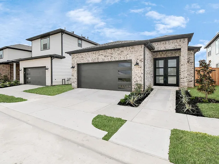 4352 Avron Dr — Photo 1