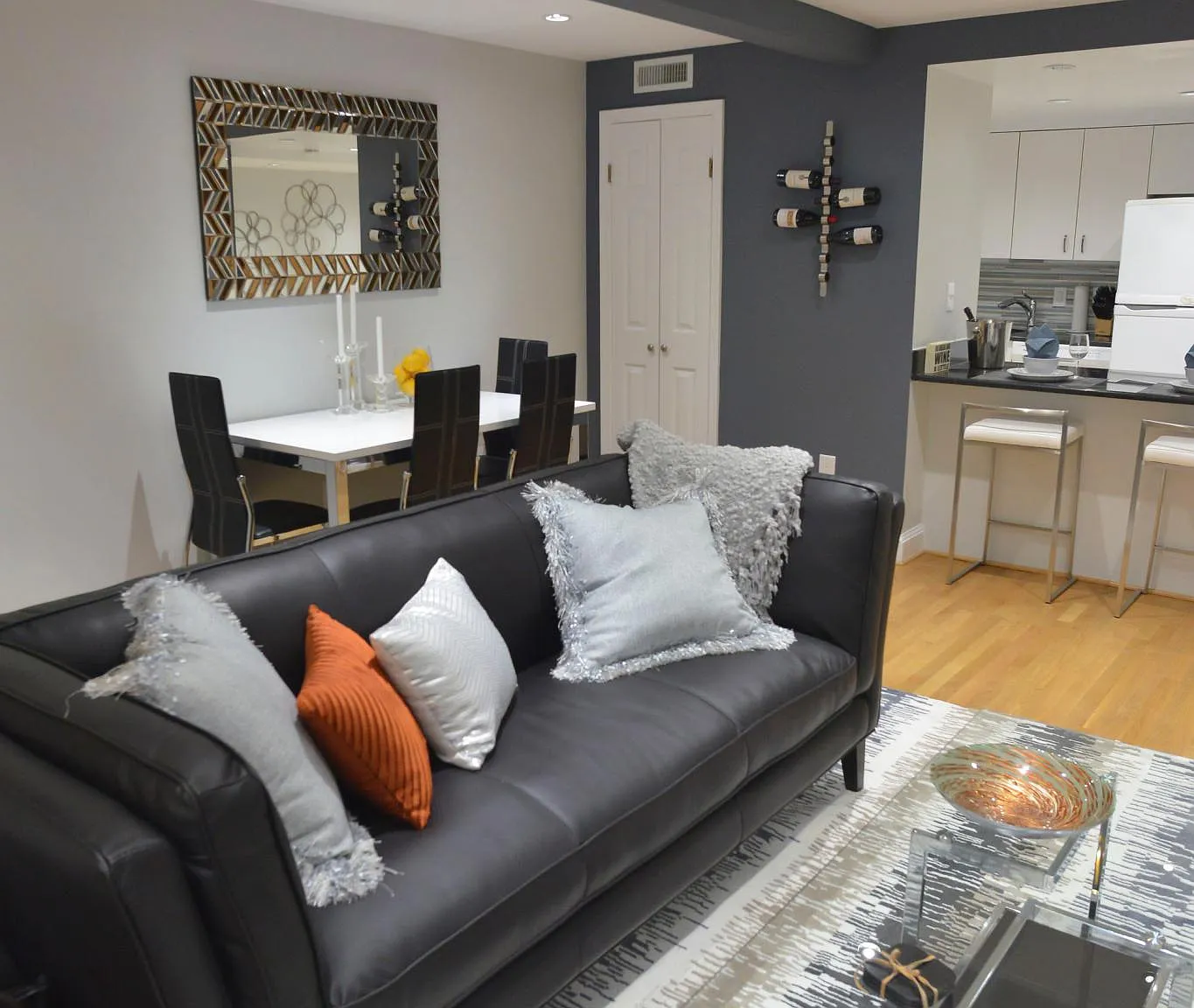 2 bed, 1000 sqft, $4,400 — Photo 2