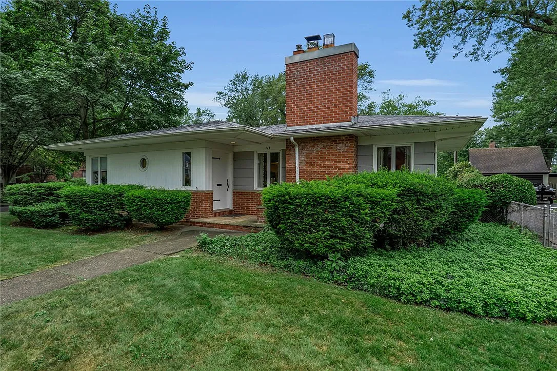 3 bed, 2.0 bath, 1611 sqft, $2,950 — Photo 2