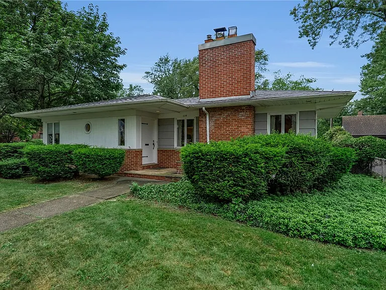114 Burbank Dr — Photo 2