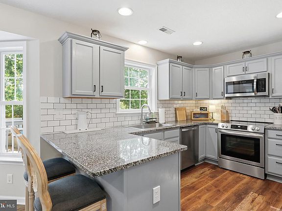 4th image of 338 Stickley St