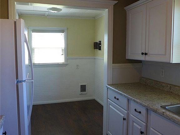 4th image of 1101 Centralia Ave