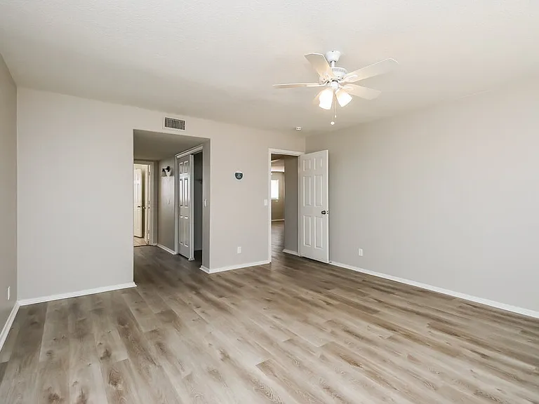 555 W Spur Ave — Photo 11