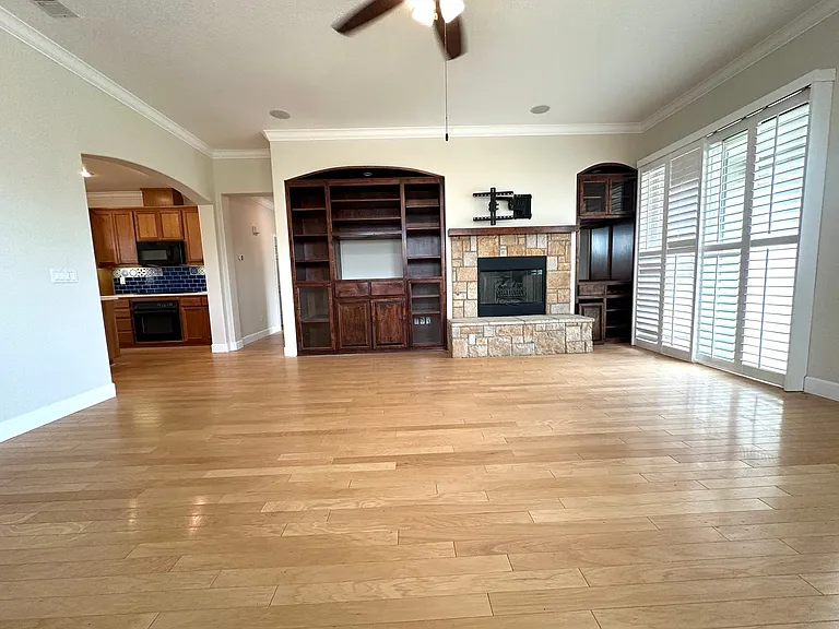 402 Albrecht St — Photo 4