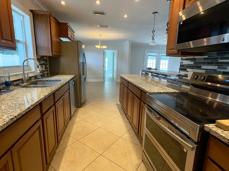 1033 Hermosa Dr — Photo 3