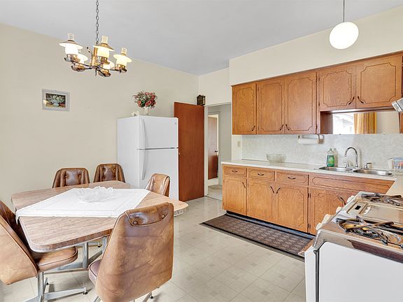 4th image of 2206 Musqueamview St