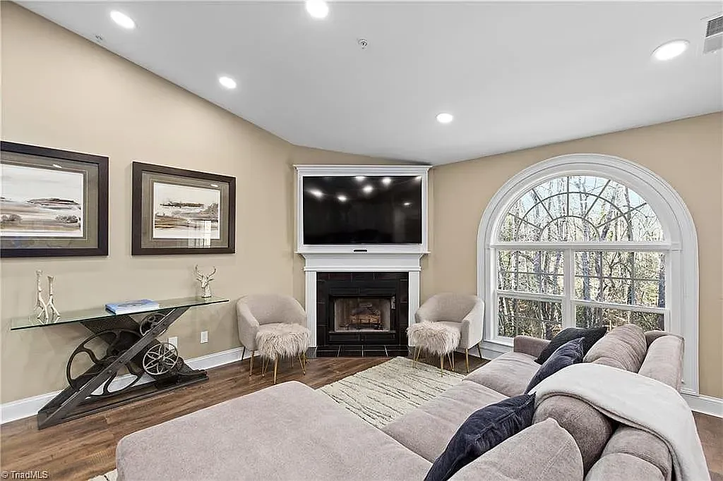 2 bed, 1119 sqft, $1,600 — Photo 4