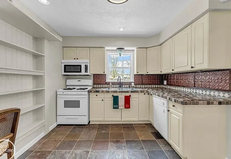 3 bed, 1224 sqft, $1,950 — Photo 2
