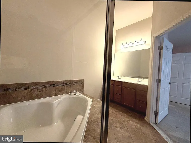 2911 Lomond Pl — Photo 11