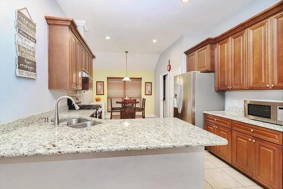 4 bed, 1984 sqft, $2,600 — Photo 4