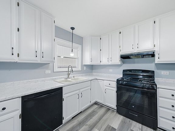 4th image of 863 Pleasant St