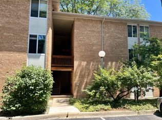 5817 Oakwood Dr APT D, Lisle, IL 60532