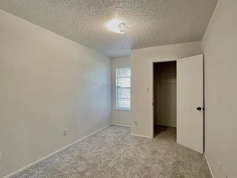 1226 Royal Crest Dr — Photo 13