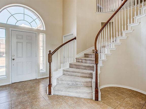 3rd image of 814 Christine Dr