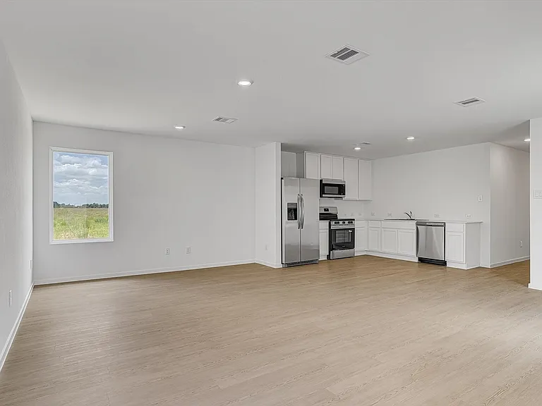 390 Lucia Way — Photo 8