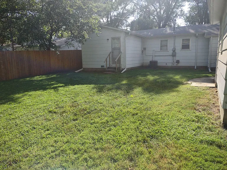 1609 N Eisenhower Dr — Photo 14