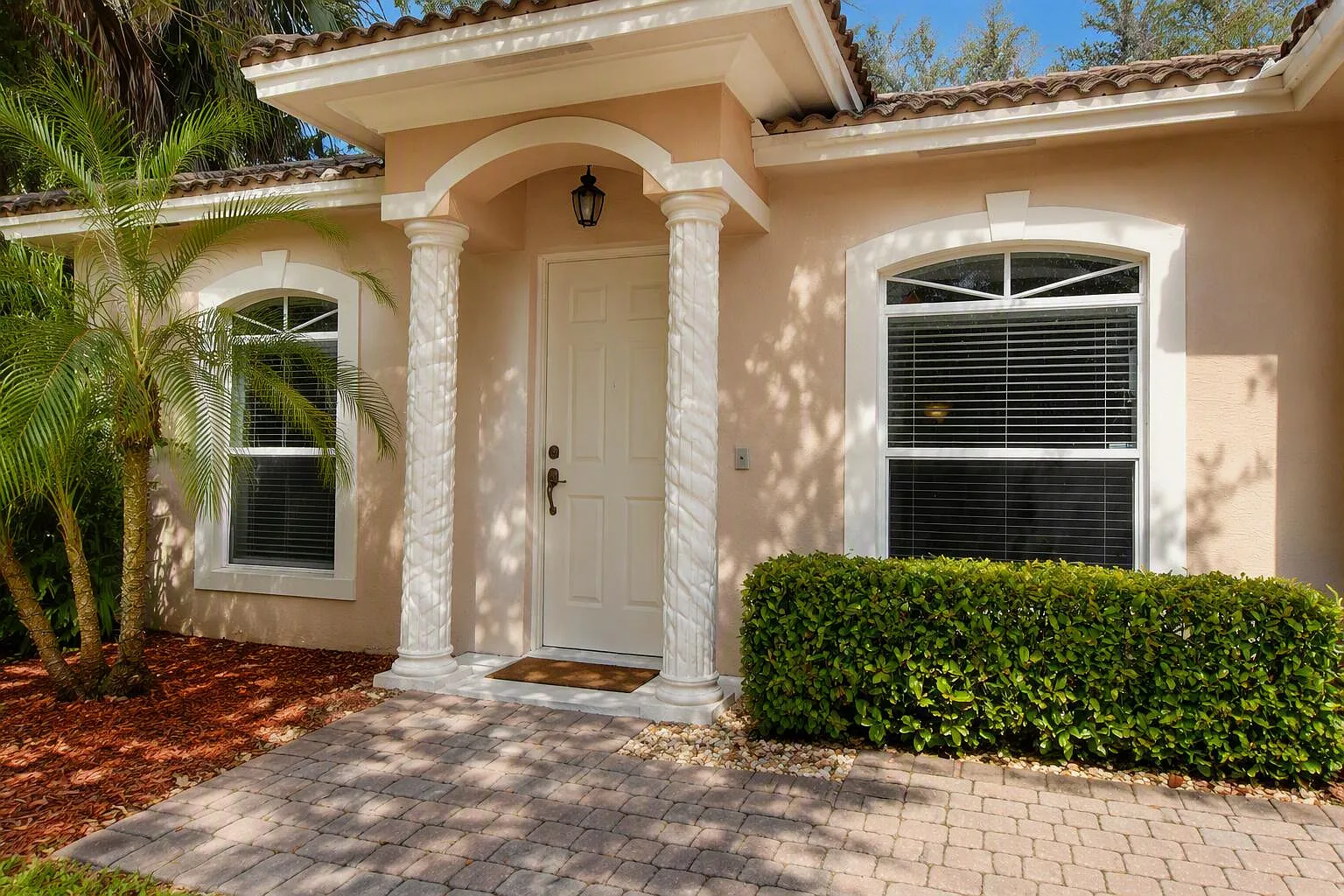 3 bed, 2.0 bath, 1153 sqft, $2,450 — Photo 3