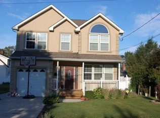 18 Foran Pl, Hicksville, NY 11801