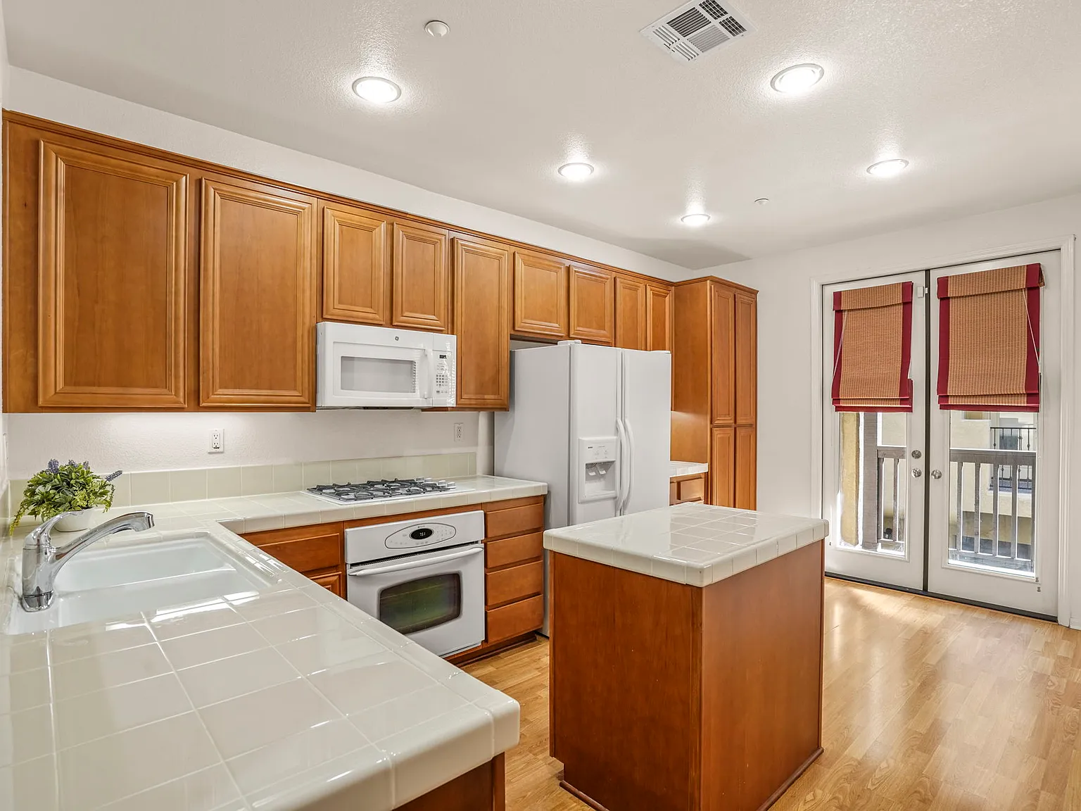 3 bed, 2.5 bath, 1743 sqft, $4,000 — Photo 2